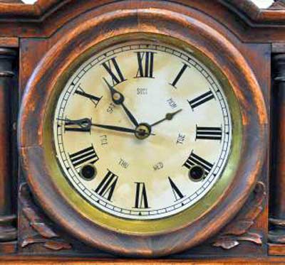An image of an antique clock.