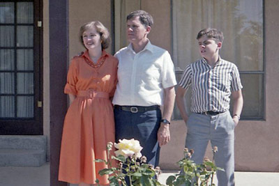 A photo of Mary Hunt Webb, Morris Webb, Jr., and Merrill Webb in Albuquerque, New Mexico.